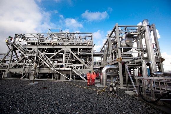 PILOTTEST: Ved kanten står den 900 tonns store prosessmodulen som fungerer som pilotens laboratorium. Her blandes sand, vann, frostvæske og til slutt gass sammen for å teste pilotens egenskaper. FOTO: Håkon Jacobsen