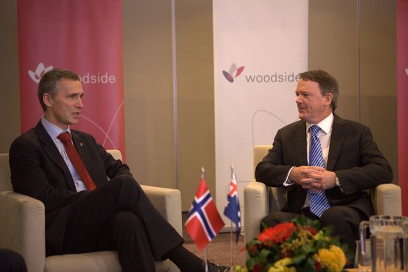 MØTE MED OLJESELSKAP: Stoltenberg møter Peter Coleman, direktør i Australias største olje- og gasselskap, Woodside, for å åpne dører for norske leverandører.