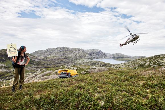 MYE HELIKOPTER: Statnett og den kroatiske entreprenøren Dalekovod er avhengig av helikopter for nesten alt de skal gjøre på Ålviksfjellet, som ligger over to timers gange fra nærmeste bilvei. Dermed blir de også veldig sårbare for aksjonister. Foto: A. Viken /KULTURVERK.COM