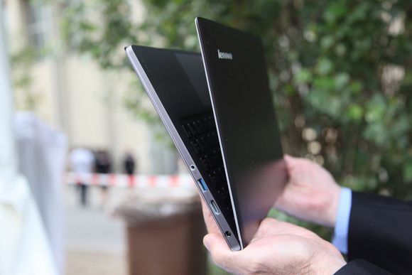 PEN: Lenovo IdeaPad U300S er bare 14,9 millimeter tykk, og har nærmest form som en bok.