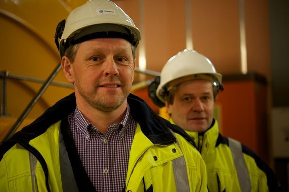 KRAFTTAK: Kraftverkssjef Arild M. Gjerdevik i Kraftverksgruppe Aura og byggleder Lorentz Berge skal spare energi ved Statkrafts anlegg i Sunndal.