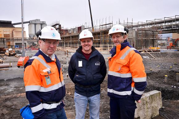 RASK UTBYGGING: Disse tre leder utbyggingen av RHIs nye fabrikk for fused magnesia. Fra venstre Jonny Olsen, Ferdinand Ochabauer og Gustav Gulbrandsen.