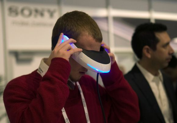 VIRTUAL REALITY: Kanskje et steg nærmere med Sonys kommende 3D-hodesett. (FOTO: Scanpix/Reuters)