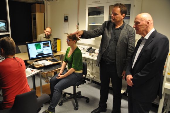 Fred Kavli får møte en nevrologisk forskningsgruppe på UiO.