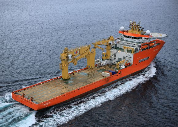 TUNGLØFT: Med en dekkskran på 400 tonn og over 2.000 m2 i dekksareal, er Normand Oceanic et stort og effektivt konstruksjonsskip.