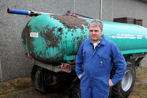 VÅR: Grisebonde Olav Røysland i Klepp er snart klar til å spre husdyrgjødsel ut over jordene, og den kjente vårlukta vil spre seg på Jæren. Helst hadde han sett at gjødslet først var innom eget biogassanlegg på gården.