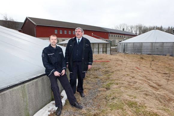 STOLTE: - Vi måtte prøve og feile, og det var mange motbakker, I dag er vi stolte over at vi produserer miljøvennlig bioenergi ved fengselet, sier Frode G. Fotland (t.h.), konstituert leder for anleggsdrift, og driftsoperatør Gaute Nærland ved Åna fengsel.