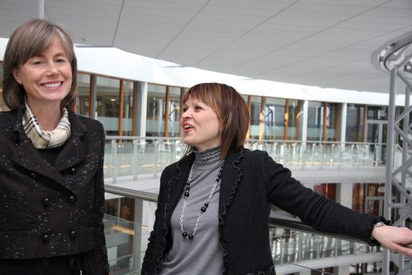 EXPONERING: Konserndirektør Valborg Lundegaard og prosjektleder Maria Peltokangas fra Aker Solutions vil vise ungdom og andre hva norske ingeniører kan få til i det nye Engineering Expo. Det åpner i april 2012.