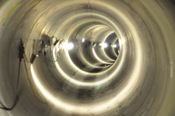 RØRVANDRING: Bildet er fra vår 500 meter lange underjordiske vandring i Midgardsormen - fra Oslogate til Bispegata. Foto: Fredrik Drevon