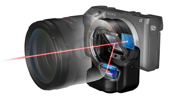 NEX-7 SPEILLØS AUTOFOKUS: Ved å introdusere et adapter med innebygget tranparent speil og autofokus slipper Sonys nye hybridkameraer, slik som dette NEX-7-kameraet, å basere seg på kontrastbasert autofokus under videofilming.