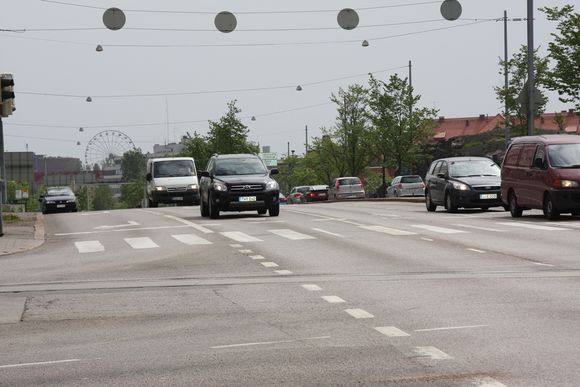 BEDRE BYVEIER: Inne i Helsingfors er veiene stort sett i god stand. Trikkeskinnene ligger jevnt med asfalten.