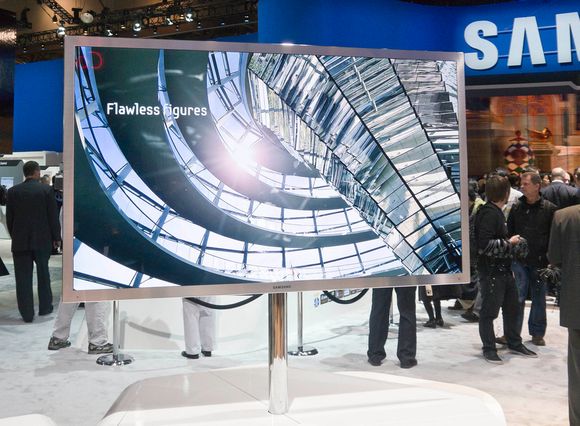 VERDENS STØRSTE: Samsungs nye 75 tommers 3D-TV burde henge i alle stuer. Hos folk med store bankkontoer.