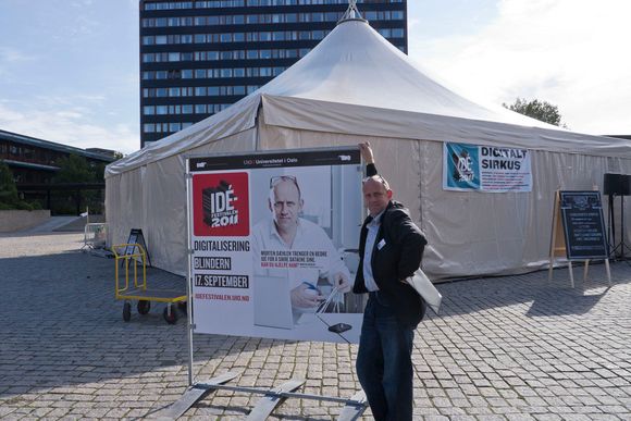 SIRKUSDIREKTØR: Sjefen for Institutt for Informatikk ved Universitetet i Oslo, Morten Dæhlen arrangerte digitalt sirkus