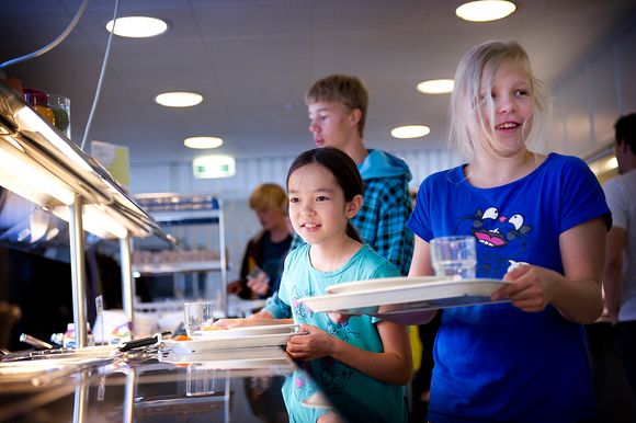 TENKER MILJØ: Finske skoler er opptatt av at elever skal trives. Skolene sørger blant annet for at elever får sunn og god mat i lunsjen. Tilgang på varm mat gjør at flere følger bedre med resten av skoledagen. FOTO: Jon Terje Hellgren Hansen