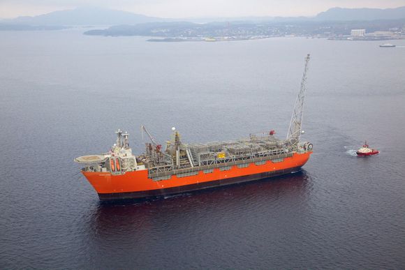 TAUES: BPs FPSO Skarv ble tauet inn til Stord og utrsutning ved Aker Solutions 1. mars. Over 1.000 personer skal jobbe om bord med ferdigstilling før instalasjonen går ut til feltet. Skipet er bygget ved Samsung i Geoje i Korea. Det tok 93 dager å seile fra Korea til Stord.