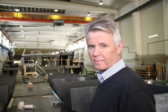 Adm. dir. Tor Øyvin Aa i produksjonshallen der verftet har bygget karbonbåter siden 2002.