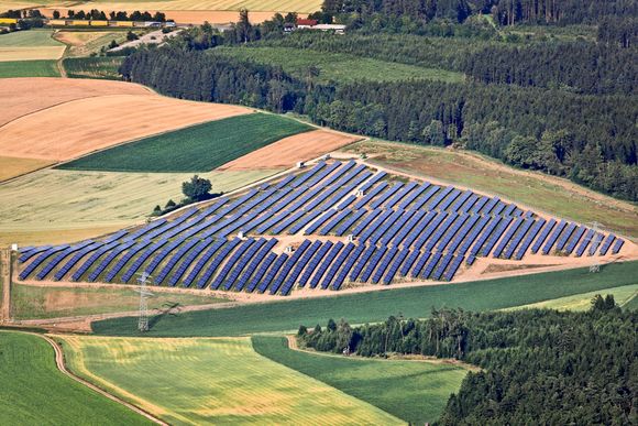 SATSER UTE: Dette er Scatecs solcellekraftverk Ergolsbach på 5 MW i tyske Bayern.