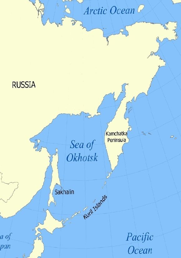 Tre mulige årsaker ARKTISKE FORHOLD: Riggen sank ca. 200 kilometer øst for Sakhalin. Øya ligger rett nord for Japan. Russland bygger ut oljelfet utenfor Sakhalin og enda lenger nord, ved byen Magadan, der riggen skal ha vært på oppdrag. Det er is 7-8 måneder av året i dette området. Riggen ble tauet av slepebåt og en isbryter.