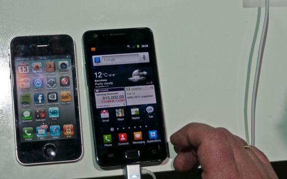 Samsung Galaxy S II sammenlignet med en litt sliten iPhone 3GS. FOTO: Odd Richard Valmot