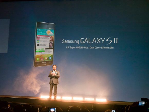 Nesten utrolig J.K. Shin, direktør i Samsung Mobile Communications, presenterer Samsung Galaxy S II. FOTO: Odd Richard Valmot.