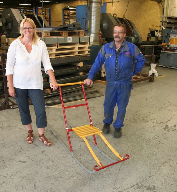 Ingeniør Berit Nordseth Moen og laserskjærer Nils Eirik Engdal med en sparkstøtting som er lagd i fabrikken Norax.