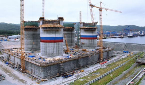 BUNNFAST: Sakhalin 1 betongplattform under bygging ved Kværners byggedokk i Vladivostok. Platformen måler 130x100 meter i grunnflate. Skaftene er på 40 meter. Fra bunn til topp av sjaft blir det 55 meter.