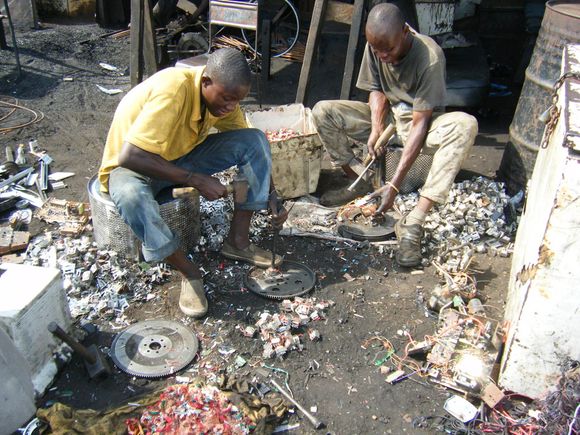 HELSESKADELIG: For fattige afrikanere er edle metaller i elektronisk avfall svært verdifullt. Her fra en fylling i Agbobloshie i Ghana. Foto: Klif