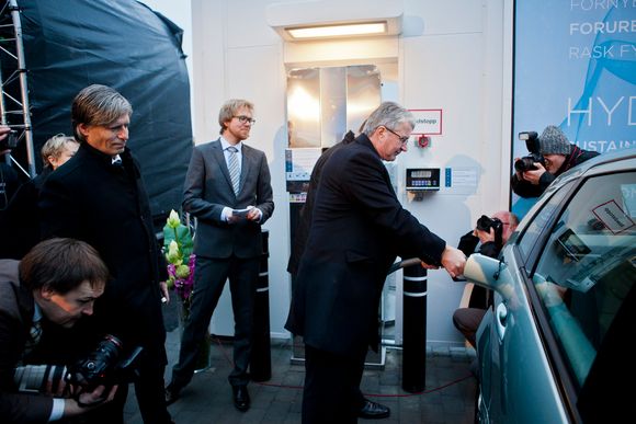 Oslos ordfører Fabian Stang fikk æren av å åpne den nye fyllestasjonen for hydrogen på Gaustad i Oslo i november. FOTO: Håkon Jacobsen
