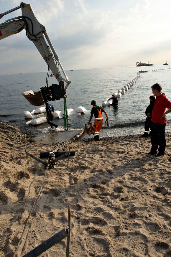 KREVENDE: Legging av kabler på store sjødyp er krevende. Bildet er tatt i forbindelse med bygging av Rødsand havmøllepark i Danmark. I det aktuelle Anholt-prosjekt skal kablene legges på 20-25 meters dyp.