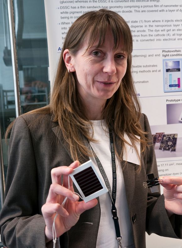 Skal over ti prosent SILISIUMKONKURRENT: Dr. Gabrielle Nelles ved Sonys forskningssenter i Stuttgart tor solceller basert på billige fargestoffer kan bli en konkurrent til silisiumbaserte i fremtiden.