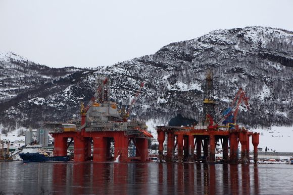 TO RIGGER: Frittfall-livbåter brukes bl.a. på slike rigger som Røkkes Aker Barents, samt Byford Dolphin som ligger ved Westcon-verftet i Ølen.