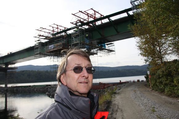 – Komplisert prosjekt BYGGELEDER: Widar Mikkelsen, assisterende byggeleder for Minnesund-broen, forteller om et omfattende og komplisert arbeid.