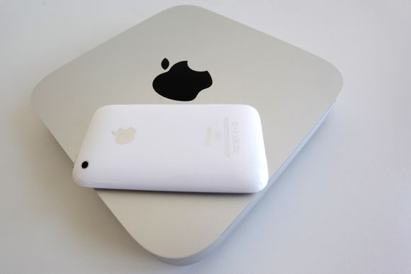 MINIMAL: Mac Mini er ikke avskrekkende mye større enn en iPhone.