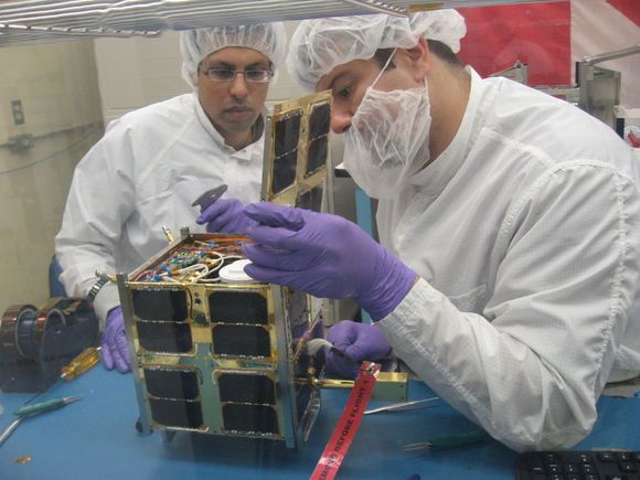 Utvider rekkevidden NANOSAT: Canadiske forskere (bildet) har bygget satellitten, men innmaten er utviklet av FFI og Kongsberg Seatex.