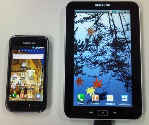Samsung Samsungs brett er på 7 tommer. Her med mobilen Galaxy S.