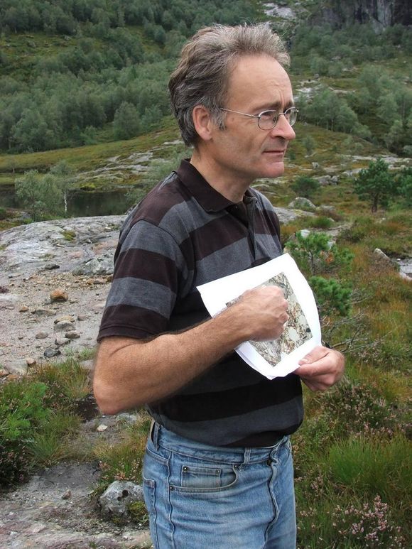 Oppdaget tilfeldig OPPDAGEREN: Geolog Fridtjof Riis er mannen som oppdaget krateret. Her står han midt nede i krateret.