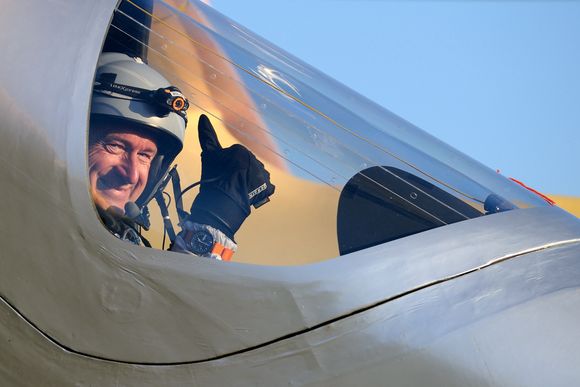 Direktør i Solar Impulse og tidligere jagerpilot Andre Borschberg ga tommelen opp før avgang onsdag morgen. Målet er å holde flyet i luften i 24 timer. Foto: REUTERS / Fabrice Coffrini / SCANPIX