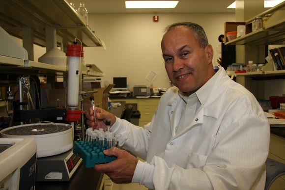 BEHANDLE PÅ FORHÅND: - Det gjelder å styrke immunforsvaret best mulig slik at man øker sjansene til å unngå sykdommer det ikke finnes medisiner mot, sier forskningsdirektør Don Cox i Biothera.