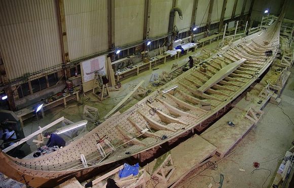 LANGSKIP: Draken Harald Hårfagre begynner å likne et ekte krigsskip fra 900-tallet.