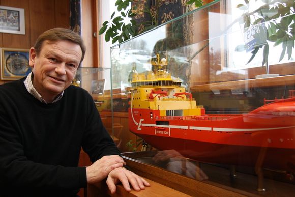 MILJØSTOLTHET: Jan Fredrik Meling med modell av verdens første skip med brenselcelle, Viking Lady.