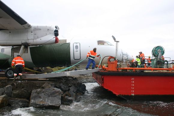 TREKK: Etter en nattsutsettelse på grunn av stormvarsel ble maskinen trukket om bord.