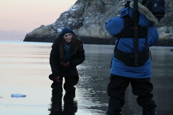 KALDT: Nidelven gikk ut til fordel for Trondheimsfjorden. Hanne Kari Fossum måtte ut i vannet i sprengkulden i forbindelse med en reportasje om isfjell. (FOTO: Schrødingers katt)
