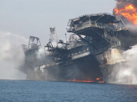 Ny BOP på plass SLAGSIDE: 22. april. Transocean-riggen Deepwater Horizon brant i to dager før den tipper over og synker, kraftig skadet. Stigerør var fortsatt koblete på og knekker. Olje lekker ut fra stigerøret.