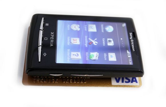 PÅ ET KORT: X10 Mini er så liten at den får plass på et kredittkort.