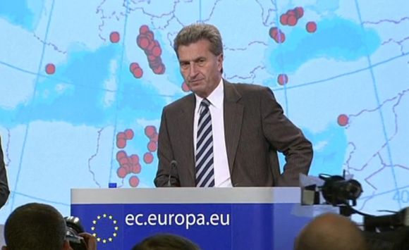 Energikommisær Günther Oettinger ønsker å innføre et felles regelverk for petroleumsnæringen. Han blir kritisert for å lytte mer til miljøvernere enn til industrien.