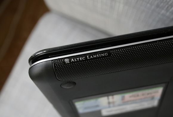 Altec Lansing-høyttaleren er brukbar, men krever at PC-en står på en hard overflate, ettersom den &amp;quot;bruker&amp;quot; underlaget til å reflektere lyd.