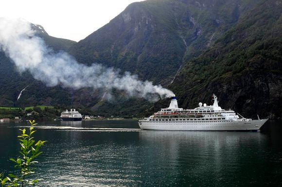 NATURPERLE? Store mengder skipseksos forstyrrere både det visuelle inntrykket av vakre norske fjorder og fjell samt forurenser lufta unødig. Bildet er fra Flåm.