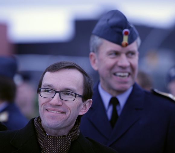 Må holde tritt FEIRING: Espen Barth Eide, statssekretær i Forsvarsdepartementet, og Stein Erik Nodeland, generalinspektør for Luftforsvaret, under 30-årsmarkeringen for de norske F-16-flyene.