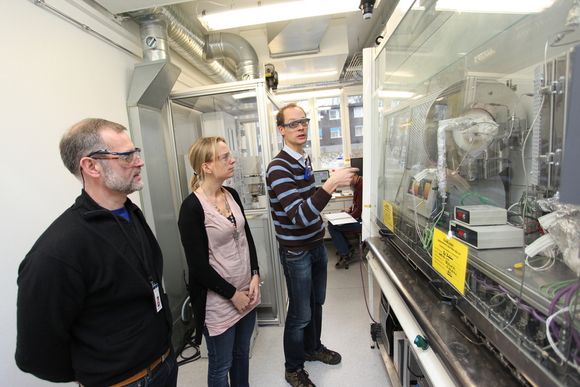 PÅ LABEN: Forskningssjef Rune Bredesen (t.v.) og forskerne Marit Stange og Thijs Peters demonstrerer testkammerne for palladiummembranen de har utviklet.