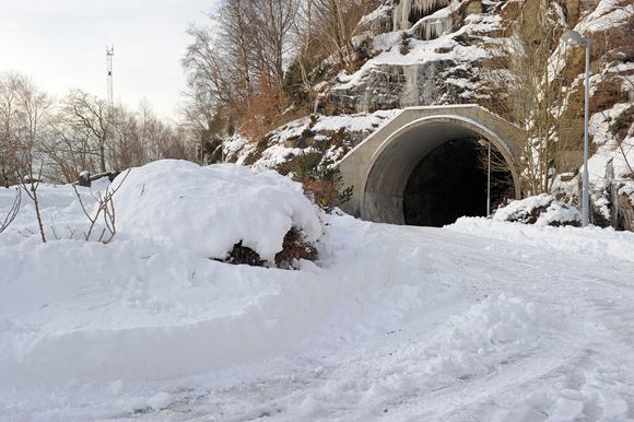 Konkrete prosjekter BLINDVEI: Transporttunnelene er sprengt i flere retninger for å kunne lure fiendtlige missiler. Veien inn til høyre er en blindvei. FOTO: Erik Jørgensen